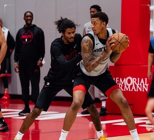 他和小史密, 弱旅爱沙尼 他和小史密, 弱旅爱沙尼