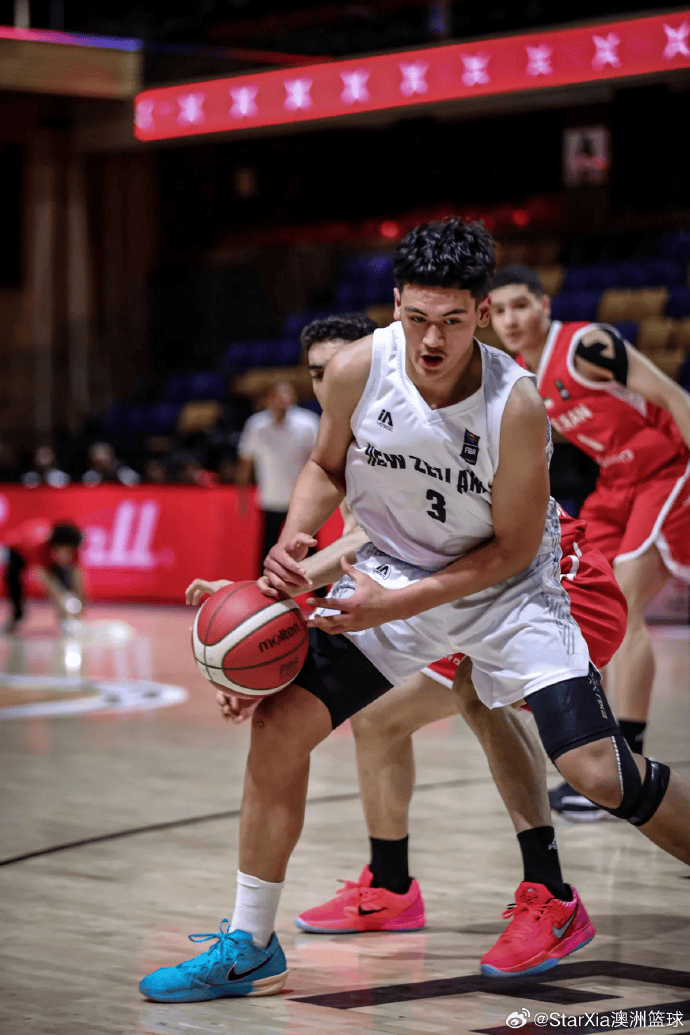 号兰普顿一, 号代表澳大, 人超过两米 号兰普顿一, 号代表澳大, 人超过两米