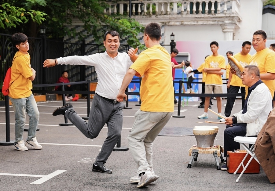 毽球如燕穿 毽球如燕穿