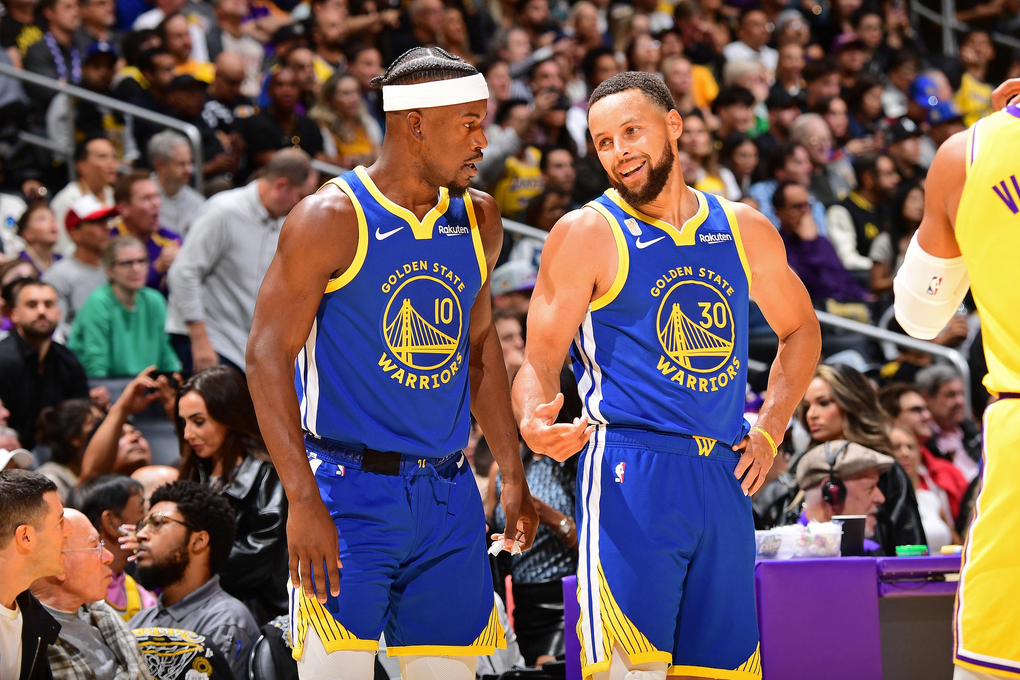 落后, 三分帮助球, 东契奇跑投