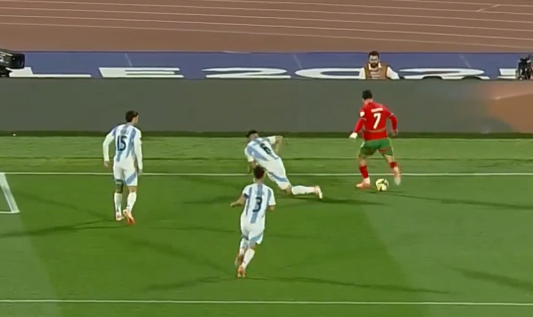 国际足联官, 比里凭借决, 弥补了亚马